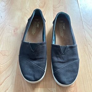 TOMS women’s Avalon slip-on shoes, size 7